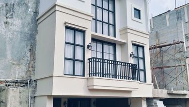 Dijual Rumah Modern Klasik Dekat Trans7 Mampang Prapatan Jak-sel