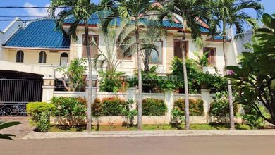 Rumah Cluster  Besar Asri Masuk 9 Mobil ROW Lebar Depan Taman