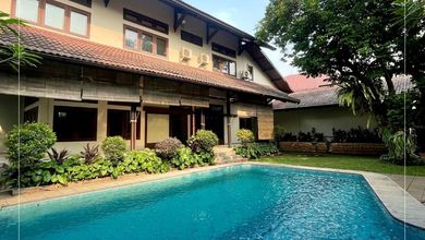 Rumah Tropis Tanah Luas 1.176m2 bangunan 400m2 di Kemang