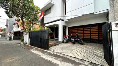 Rumah Besar Minimalis 300m2 Hook Parkir 4 Mobil