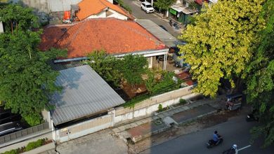 Rumah Hitung Tanah 680m² Area Komersial Jalan Lebar 2 Mobil