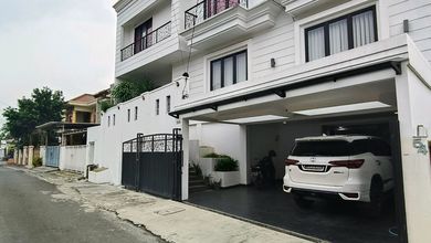 Rumah Mewah Full Furnished 360m2 Akses Jalan Lebar 3 Mobil
