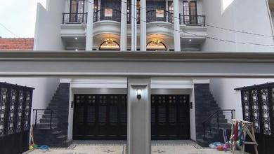 Rumah Gandeng Siap Huni Akses 2 Mobil Dekat Mall Pejaten Village