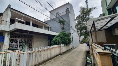 Rumah Masih Layak Huni Jalan 1 Mobil Lebar Dekat Taman Tak Jauh Dari Jalan 3 Mobil