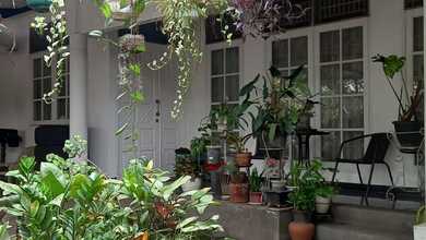 Rumah Besar. Jalan. Lebar