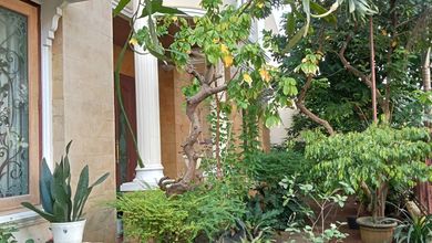 Rumah Mewah di Dalam Komplek