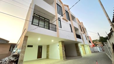 Rumah Baru Dalam Cluster, Pusat Kota, Dekat Public Transport, Strategis, Bebas Banjir Di Tebet