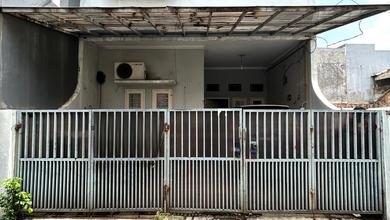 Rumah 2 lantai di Tebet Barat dekat Eco Park, lingkungan tenang, dekat taman, akses mudah, dekat ke jalan 2 mobil.