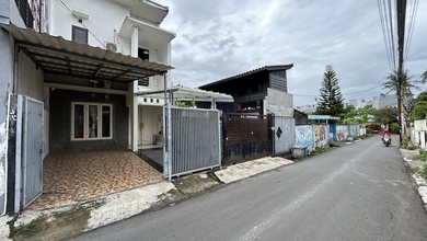 Rumah 2 Lantai Pejaten Akses Jalan 2 Mobil