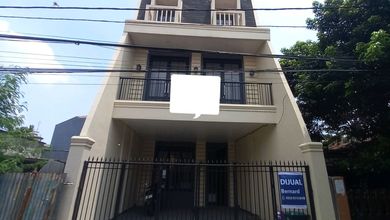 Rumah Baru Siap Huni American Style, 3 Lt& Roof.top, Dekat Ke Jalan Raya, Dekat Akses Tol, Dekat Bandara Halim, Lingkungan Tenang, Bebas Banjir!