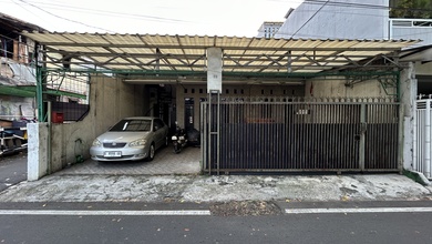 Rumah jalan 2 mobil, posisi hook, dekat St. Tebet& St. Cawang, bebas banjir, lokasi strategis