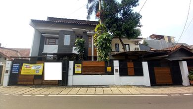 Rumah Mewah 3 Lantai, Akses 2 Mobil Lebar, Strategis, Bebas Banjir, Dekat Pintu Tol, Dekat Bandara Halim, Lokasi Pinggir Jalan, Selangkah Ke Pusat Kota.