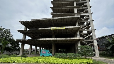 Gedung 9 lantai, selangkah ke pusat kota, lokasi strategis pinggir jalan raya, bebas banjir, cocok untuk perkantoran.