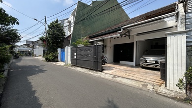 Rumah 2 lantai area Menteng, selangkah ke Kokas, dekat ke Jl. Supomo, Jl. Abdullah Syafei, dekat akses tol, dekat ke Public transport.