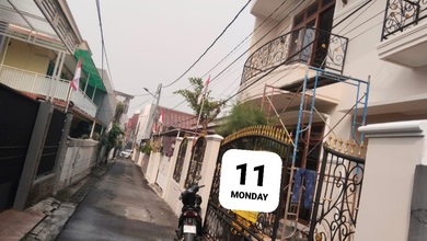 Disewakan Rumah Bagus Siap Huni 3lantai Parkir 3 Mobil Tebet