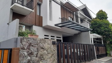 Rumah Bagus Akses 2 Mobil SHM di Rawamangun