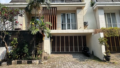 Rumah Cantik Siap Huni Akses Jalan 2 Mobil Lokasi Strategis Dalam Cluster di Kemang