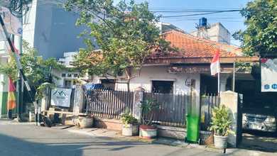 Rumah Tua Hitung Tanah Saja Akses 2mobil di Menteng Dalam