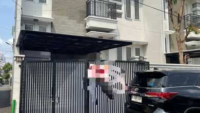 Disewakan Rumah Bagus 2.5lantai Kapasitas Parkir 2mbl Tebet Barat