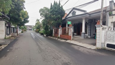 Disewakan Rumah Bagus 1,5lantai Pinggir Jalan Akses 2 Mbl Tebet Barat