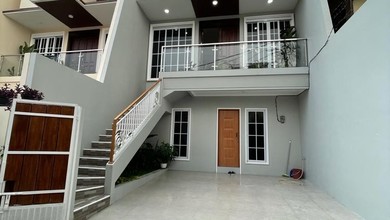 HUNIAN BAGUS 3LANTAI AKSES JALAN 2 MOBIL KALIBATA DEKAT RAYA PS MINGGU SHM