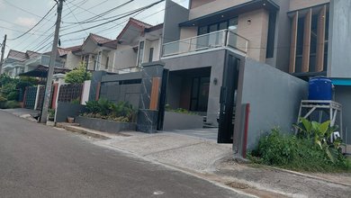 Rumah Renovasi 2 Lantai Siap Huni Akses Jalan 2 Mobil Dlm Komplek Gudang Peluru