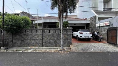 Rumah Bagus Siap Huni Akses Jalan 2 Mobil SHM di Gudang Peluru