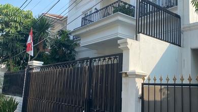 Rumah Cantik Terawat Siap.huni Akses 2 Mobil di Kebayoran Baru