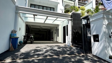 Rumah Mewah 3.5 Lantai Dekat Taman Ecopark Tebet Akses Jalan Lebar