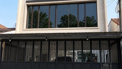 Rumah + Tempat Usaha 3 Lantai Lokasi Strategis Pinggir Jalan Taman Surya Kalideres Jakarta Barat