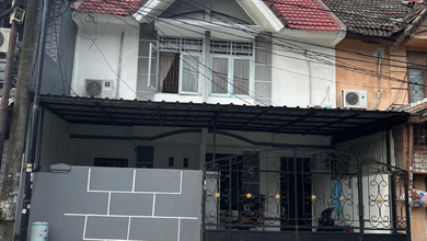Rumah 2,5 Lantai Siap Huni di Daerah Taman Palem Lestari Jakarta Barat