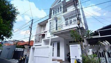 Rumah Tebet. Lokasi Ok, Jalan 2 Mobil