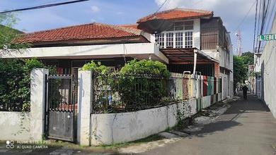 Rumah Lama Hitung Tanah (Hoek) Akses Jalan 2 Mobil Lokasi Strategis