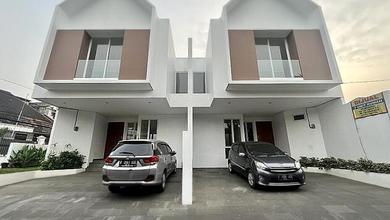 Rumah di Pejaten Barat Sisa 1 Unit Akses Jalan 2 Mobil, Dekat Pejaten Raya